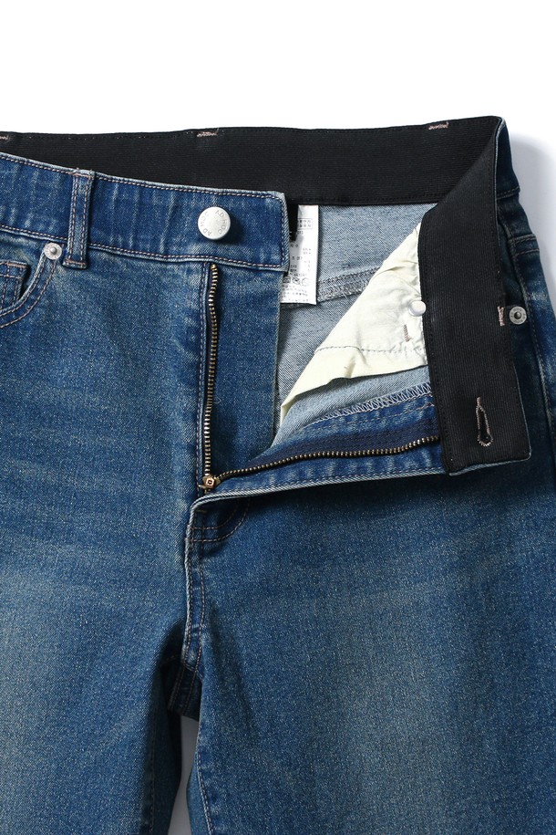 여성 세미와이드핏 데님 팬츠(HB9DP50)는 캐주얼 및 미니멀 스타일을 지향하는 여성 고객을 위한 데님 팬츠입니다. 봄, 여름, 가을 세 계절에 걸쳐 활용 가능하며, 일상복으로 편안하게 착용하기 좋습니다. 무지 디자인의 블루 컬러로 어떤 상의와도 쉽게 매치할 수 있습니다. 세미와이드핏으로 다리가 길어 보이는 효과를 주며, 데님 소재 특유의 내추럴한 멋을 살렸습니다. 밴딩이 없어 깔끔한 핏을 연출합니다.
