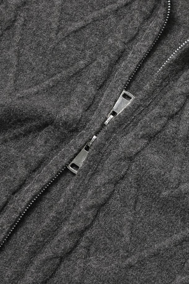 여성 하이넥 니트 집업(UBBGD54)은 가을, 겨울 시즌에 어울리는 상의 제품입니다. 아이보리(IVORY), 챠콜 그레이(CH-GREY), 브라운(BROWN) 3가지 색상으로 출시되었으며, 베이직하고 미니멀한 스타일을 연출합니다. 나일론, 아크릴, 폴리에스터 혼방 소재의 보통 두께감으로 제작되었으며, 세미 오버핏 크롭 기장의 긴소매 디자인입니다. 하이넥 라인과 투웨이 지퍼 여밈으로 실용성을 더했으며, 테이블 니트 패턴과 보통의 촉감, 신축성으로 편안하게 착용 가능합니다. 데일리룩 또는 이너 아우터로 활용하기 좋습니다.
