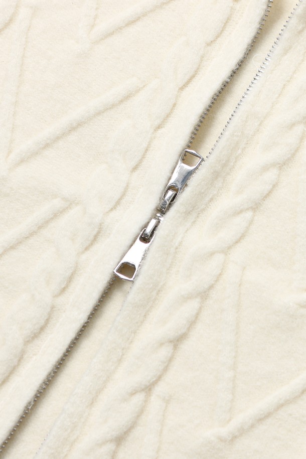 "여성 하이넥 니트 집업(UBBGD54)"은 가을, 겨울 시즌에 어울리는 여성용 상의로, 데일리룩, 미니멀룩, 이너 아우터로 활용하기 좋습니다. 아이보리, 챠콜 그레이, 브라운 3가지 색상으로 출시되었으며, 미니멀한 스타일을 연출하기에 적합합니다. 하이넥 디자인과 세미 오버핏으로 편안한 착용감을 선사하며, 투웨이 지퍼 디테일로 실용성을 더했습니다. 테이블 니트 패턴과 긴 소매, 적당한 두께감, 보통의 촉감으로 제작되었으며, 출근룩이나 모임룩에 시크하고 클래식한 무드를 더해줍니다. 나일론, 아크릴, 폴리에스터 혼방 소재로 제작되었으며, 신축성이 있고 비침이 거의 없어 안심하고 착용할 수 있습니다.
