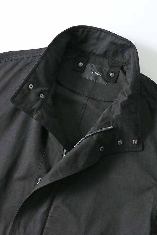 남녀공용 패딩 탈부착 야상 점퍼(HBAUJ43)는 가을과 겨울, 일상 및 출근룩, 캠핑룩에 활용하기 좋은 오버핏 야상 점퍼입니다. 무지 디자인의 블랙 컬러로, 캐주얼, 스트릿, 미니멀 스타일을 모두 소화할 수 있습니다. 롱 기장의 두꺼운 야상으로, 부드러운 촉감의 나일론과 폴리에스테르 혼방 소재를 사용했습니다. 탈부착 가능한 패딩으로 보온성을 높였으며, 이너만 단독으로 착용할 수도 있어 실용적입니다. 지퍼형 여밈 방식으로 간편하게 착용 가능하며, 긴 소매 디자인입니다.
