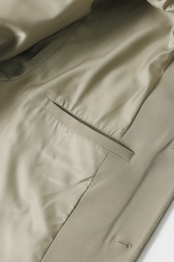 남성 T/R 빅 더블 아웃 포켓 트러커(HB9UJ01)는 다크베이지와 블랙 두 가지 색상으로 출시된 남성용 트러커 재킷입니다. 봄, 여름, 가을, 겨울 사계절 모두 착용 가능하며, 캐주얼 및 워크웨어 스타일 연출에 적합합니다. 루즈핏으로 편안함을 더했으며, 무지 디자인에 오각형 모양의 가슴 포켓, 대비색상 칼라, 밑단 스트링 조절 기능이 돋보입니다. 폴리에스테르와 폴리우레탄 혼방 소재로 제작되어 부드러운 촉감을 선사하며, 주름 방지 기능으로 관리가 용이합니다. 버튼 여밈 방식의 레귤러 기장으로 다양한 스타일링에 활용할 수 있습니다.
