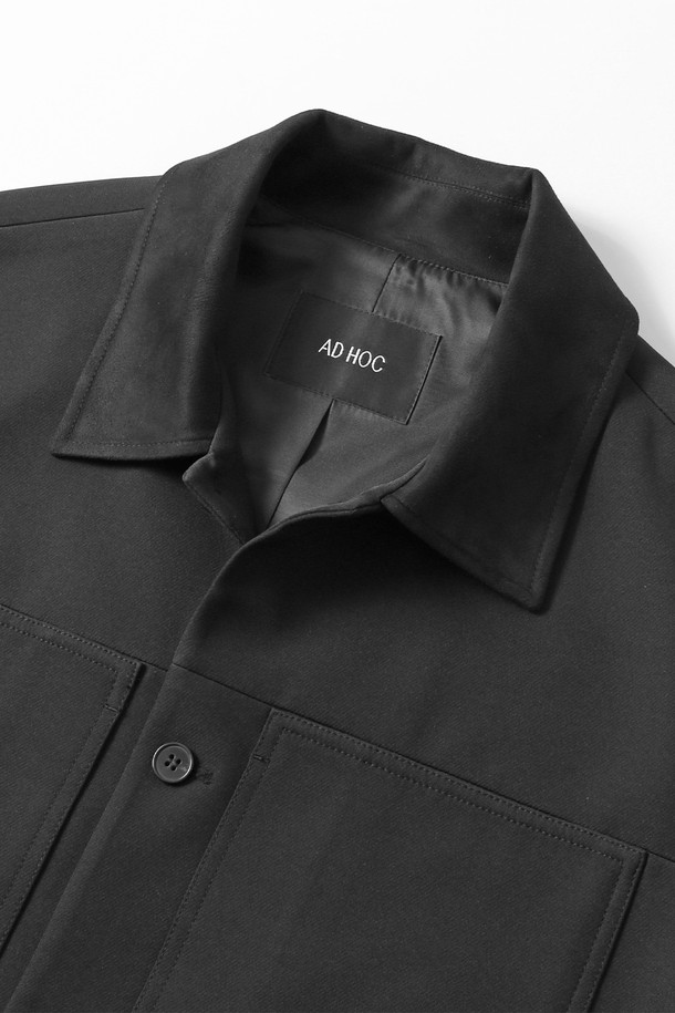 남성 T/R 빅 더블 아웃 포켓 트러커(HB9UJ01)는 캐주얼과 워크웨어 스타일을 넘나드는 남성용 트러커 재킷입니다. 다크베이지와 블랙 두 가지 색상으로 출시되었으며, 넉넉한 루즈핏과 세미 루즈핏으로 편안한 착용감을 선사합니다. 가슴 펜타곤 포켓 디테일과 칼라 배색이 돋보이며, 하단 스트링 조절이 가능하여 다양한 스타일 연출이 용이합니다. 폴리에스테르와 폴리우레탄 혼방 소재로 제작되어 구김이 적고 부드러운 촉감을 자랑합니다. 중간 두께감과 긴 소매 기장으로 간절기부터 초겨울까지 폭넓게 활용할 수 있습니다.
