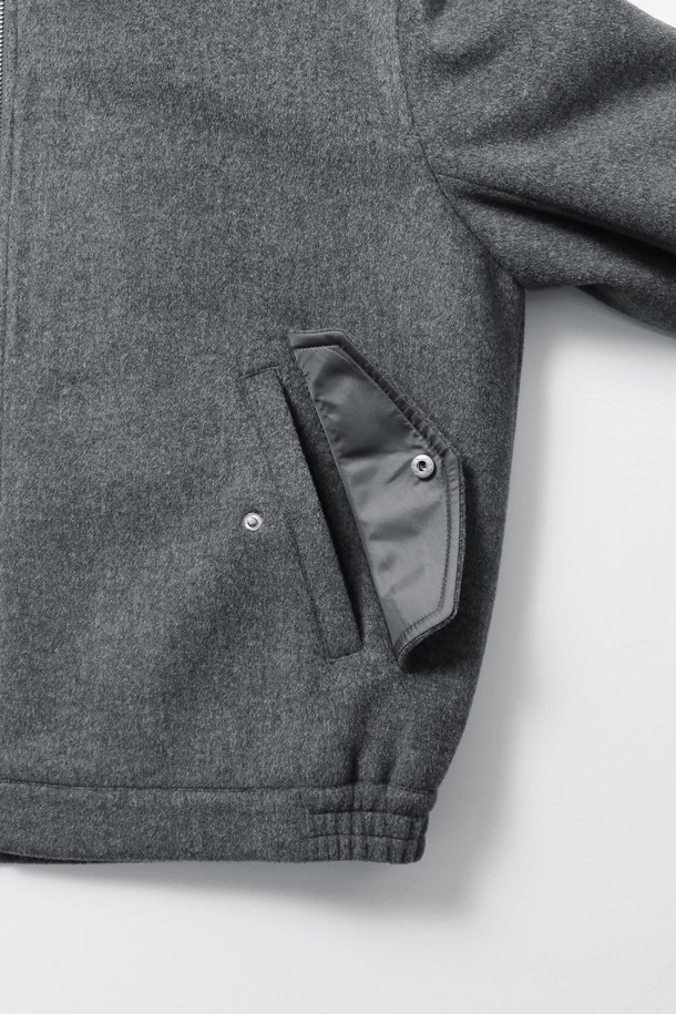 남성 페이크퍼 탈착 브러시 점퍼(HBAUJ41)는 캐주얼, 미니멀, 클래식 스타일을 아우르는 남성용 점퍼입니다. 그레이와 네이비 두 가지 색상으로 출시되었으며, 세미오버핏으로 편안한 착용감을 선사합니다. 겨울철 보온성을 높여주는 두꺼운 두께감과 부드러운 촉감의 아크릴, 폴리에스터 혼방 소재로 제작되었습니다. 페이크퍼 탈착이 가능하며, 사이드 립 디테일, 블루종 스타일, 퀼팅 안감이 특징입니다. 집업 방식으로 간편하게 착용할 수 있으며, 레귤러 기장의 긴소매 디자인으로 다양한 스타일 연출에 용이합니다.
