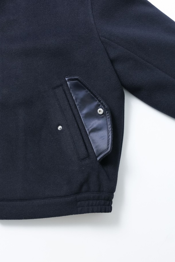 네이비, 그레이 두 가지 색상으로 출시된 남성용 페이크퍼 탈착 브러시 점퍼입니다. 캐주얼, 베이직 스타일로 일상에서 편안하게 착용하기 좋습니다. 겨울철 보온성을 높여주는 두꺼운 두께감과 부드러운 촉감이 특징이며, 오버핏 또는 세미 오버핏으로 넉넉한 핏을 연출합니다. 페이크퍼 탈착이 가능하며, 퀼팅 안감과 양쪽 솔기 패딩 처리, 브러시드 소재로 제작되어 보온성을 더욱 강화했습니다. 집업 스타일로 간편하게 입고 벗을 수 있으며, 긴 소매 기장으로 디자인되었습니다.
