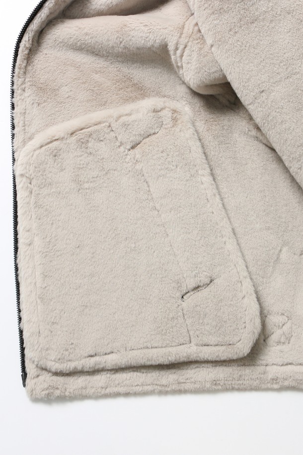 남성 페이크 스웨이드 오버핏 무스탕(HBBMU40)은 부드러운 촉감의 페이크 스웨이드와 인조 퍼를 합포하여 보온성을 높인 겨울철 필수 아우터입니다. 다크그레이와 블랙 두 가지 색상으로 출시되었으며, 넉넉한 오버핏으로 두꺼운 이너와 함께 편안하게 착용 가능합니다. 캐주얼, 포멀 등 다양한 스타일을 연출할 수 있으며, 출근룩이나 모임룩에도 적합합니다. 활동성을 고려한 디자인과 실용적인 포켓 디테일이 돋보입니다. 집업 방식으로 간편하게 착용할 수 있으며, 미니멀하고 클래식한 분위기를 자아냅니다.
