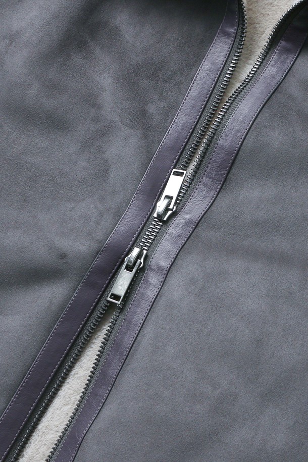 남성 페이크 스웨이드 오버핏 무스탕(HBBMU40)은 부드러운 촉감의 인조 스웨이드 소재와 따뜻한 인조 퍼 안감으로 제작되어 겨울철 보온성을 높였습니다. 다크그레이와 블랙 두 가지 색상으로 출시되었으며, 넉넉한 오버핏 실루엣과 집업 여밈 방식, 포켓 디테일이 특징입니다. 캐주얼, 미니멀, 클래식 스타일을 아우르며, 일상, 캐주얼, 포멀한 차림새에도 잘 어울립니다. 출근룩으로도 활용 가능한 베이직하고 심플한 디자인의 무스탕입니다.
