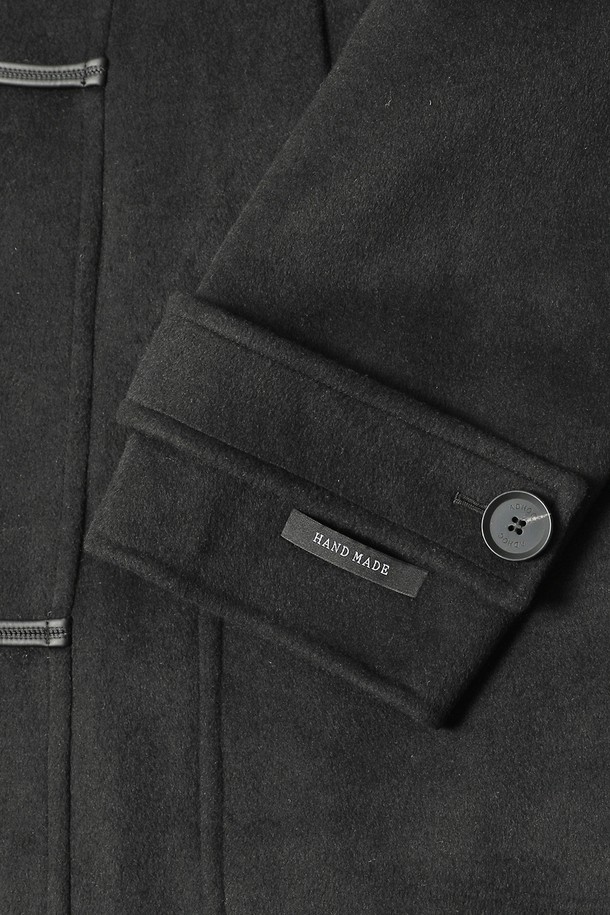 남성 하이넥 더플 코트(HBAHC11)는 클래식한 무드를 자아내는 블랙 컬러의 롱 기장 더플 코트입니다. 가을과 겨울에 착용하기 좋으며, 일상, 출근, 모임, 데이트 등 다양한 TPO에 활용할 수 있습니다. 하이넥 디자인과 포켓 디테일이 돋보이며, 오버핏으로 제작되어 편안한 착용감을 선사합니다. 나일론, 레이온, 면, 모, 아크릴, 폴리에스터 등 다양한 소재가 혼방되어 두꺼운 두께감과 보통의 촉감을 제공합니다. 토글 여밈 방식과 긴 소매가 특징이며, 안감은 폴리에스터로 마감되었습니다.
