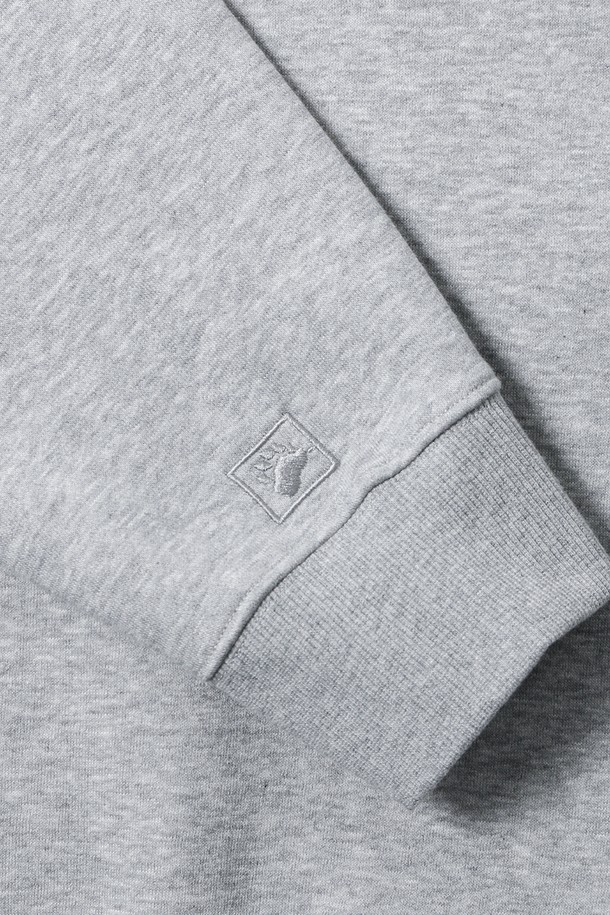 남녀공용 UCLA 아트워크 맨투맨[M-GREY](UBALT03_51)은 데일리, 캐주얼, 캠퍼스룩에 적합한 상의입니다. 멀란지 그레이와 오트밀 두 가지 색상으로 출시되었으며, 캐주얼 및 스포티한 스타일을 연출하기 좋습니다. 라운드넥에 오버핏으로 편안한 착용감을 선사하며, 사계절 활용 가능합니다. 면과 폴리에스터 혼방의 부드러운 소재로 제작되었고, UCLA 레터링과 1919년 설립 로고 프린트가 특징입니다. 트렌디한 디자인과 단단한 면 소재로 제작되어 오랫동안 즐겨 입을 수 있습니다.
