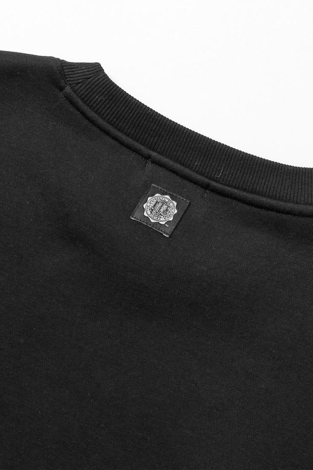 남녀공용 데일리 스몰로고 기모 스웻셔츠[BLACK](UBCLT29_39)는 부드러운 촉감의 면, 폴리에스테르 혼방 소재로 제작되어 가을, 겨울철 따뜻하게 착용하기 좋습니다. 미니멀하고 베이직한 스타일로 데일리룩, 캠퍼스룩, 커플룩 등 다양한 TPO에 활용할 수 있습니다. 레귤러핏 라운드넥 디자인에, 소매와 밑단 시보리 마감으로 깔끔함을 더했습니다. 두꺼운 두께감의 기모 안감으로 보온성을 높였으며, 전면에 스몰 로고 패턴이 포인트로 들어가 있습니다. 유니섹스 디자인으로 남녀 모두 편안하게 즐길 수 있는 아이템입니다.
