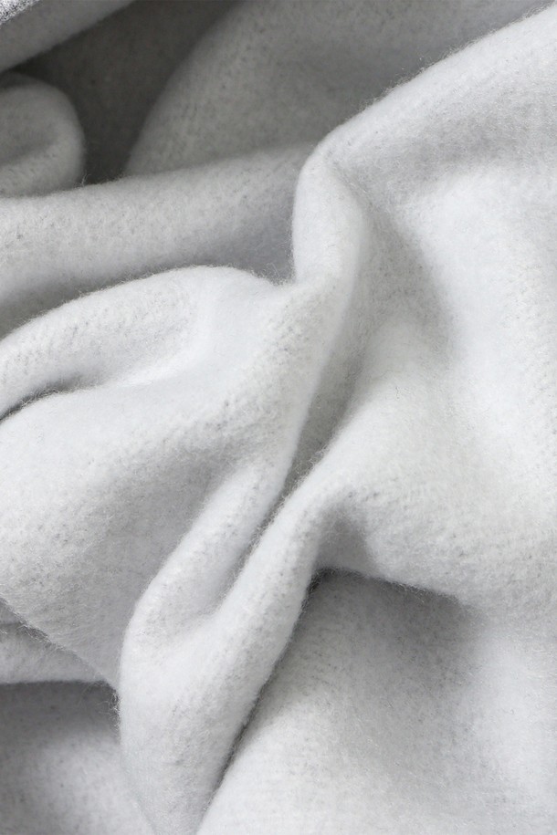 남녀공용 데일리 스몰로고 기모 스웻셔츠[M-GREY](UBCLT29_51)는 미니멀하고 베이직한 스타일의 스웻셔츠입니다. 부드러운 촉감의 면과 폴리에스테르 혼방 소재로 제작되어 가을, 겨울철 데일리룩으로 활용하기 좋습니다. 넉넉한 레귤러핏과 라운드넥 디자인으로 편안한 착용감을 선사하며, 소매와 밑단 시보리 마감으로 깔끔한 실루엣을 연출합니다. 멀란지 그레이 컬러에 로고 패턴이 더해져 캐주얼하면서도 클래식한 분위기를 줍니다. 캠퍼스룩, 커플룩으로도 활용 가능한 유니섹스 아이템입니다.
