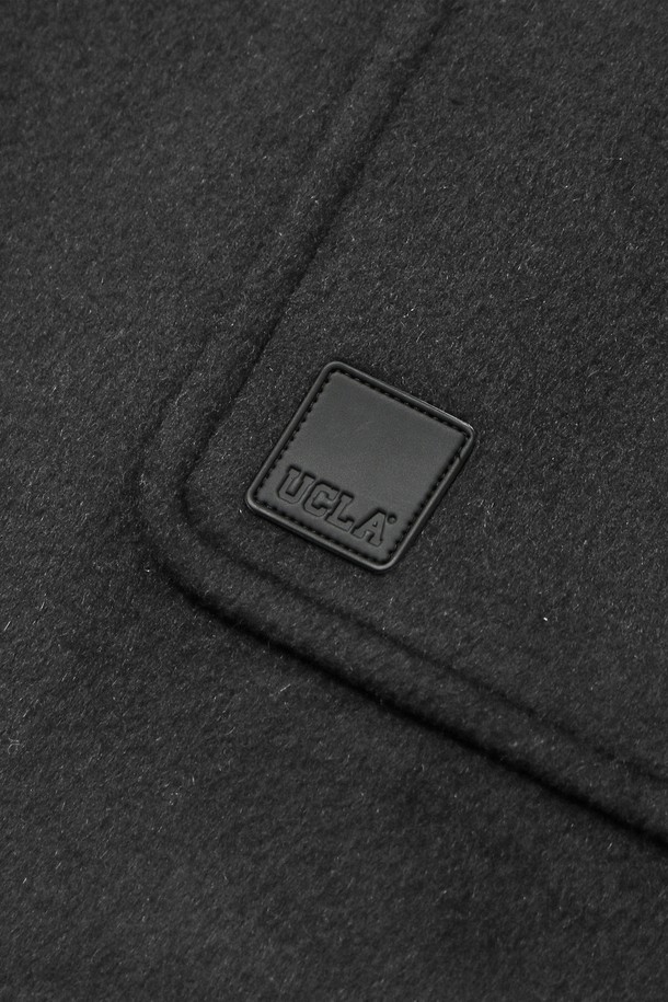 남녀공용 프레피 중힙 더플코트[BLACK](UBAHC20_39)는 클래식, 베이직, 미니멀 스타일을 지향하는 분들을 위한 겨울철 필수 아이템입니다. 블랙과 네이비 두 가지 색상으로 출시되어 출근룩, 데이트룩, 모임룩 등 다양한 TPO에 활용할 수 있습니다. 울, 폴리에스터, 레이온, 캐시미어, 나일론, 면, 아크릴 등 다양한 소재가 혼방되어 부드러운 촉감을 선사하며, 후드, 플랩 포켓, 안감 처리, 두툼한 원단 등 디테일 요소가 돋보입니다. 레귤러핏과 여유핏으로 편안하게 착용 가능하며, 중힙 기장과 토글 여밈 방식이 특징입니다. 긴 소매 기장의 더플코트로 겨울철 따뜻함과 스타일을 동시에 잡으세요.
