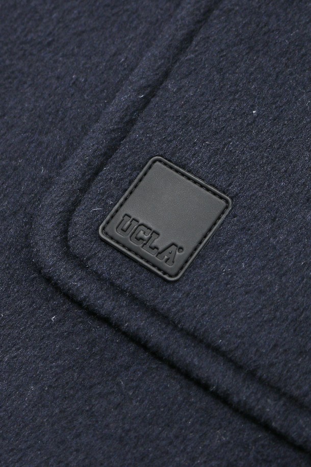 남녀공용 프레피 중힙 더플코트[네이비](UBAHC20_45)는 클래식, 캐주얼, 미니멀 스타일을 아우르는 겨울철 필수 아우터입니다. 두꺼운 두께감과 부드러운 촉감의 울, 폴리에스터, 나일론, 레이온, 면, 아크릴, 캐시미어 등 다양한 혼방 소재를 사용하여 보온성을 높였습니다. 릴랙스핏과 레귤러핏으로 편안하게 착용 가능하며, 후드, 플랩 포켓, 토글 여밈 방식, 긴 소매, 안감 처리로 실용성을 더했습니다. 일상 및 출근룩에 적합하며, 무지 디자인과 네이비 컬러로 어떤 스타일에도 쉽게 매치할 수 있습니다. 안감은 폴리에스터를 사용했습니다.
