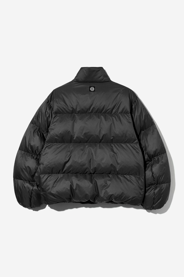 남녀공용 데일리 스몰로고 트리밍 다운 숏패딩[BLACK](UBADO21_39)은 겨울철 캐주얼 스타일을 위한 필수 아이템입니다. 오리털 충전재와 숏 기장으로 보온성을 높였으며, 가볍고 부드러운 촉감을 자랑합니다. 하이넥 디자인과 밑단 스트링, 실용적인 포켓 디테일이 돋보이며, 미니멀한 로고 패치로 포인트를 더했습니다. 블랙, LT-KHAKI 두 가지 색상으로 출시되어 데일리룩, 시티보이룩에 폭넓게 활용 가능합니다. 지퍼형 여밈 방식으로 간편하게 착용할 수 있습니다.
