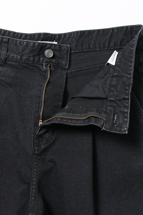 남녀공용 원턱 와이드 데님 팬츠[BLACK](UBADP90_39)는 캐주얼과 클래식 스타일을 모두 아우르는 데님 팬츠입니다. 봄, 여름, 가을, 겨울 사계절 모두 착용 가능하며, 유행을 타지 않는 블랙 컬러의 무지 디자인으로 폭넓게 활용할 수 있습니다. 넉넉한 와이드 핏과 부드러운 촉감, 약간의 신축성이 편안한 착용감을 선사합니다. 원턱 디테일과 클래식한 포켓 디자인이 돋보이며, 뒷면 레터 라벨로 포인트를 더했습니다. 비침 걱정 없이 데일리룩을 완성해보세요.
