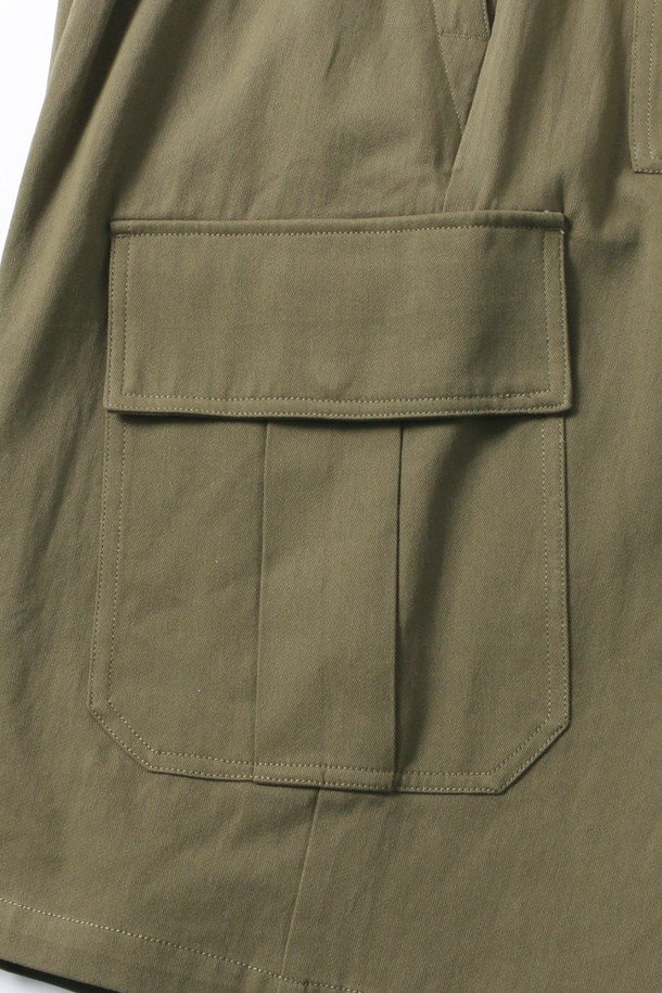 남녀공용 카고 포켓 버뮤다 팬츠[DK-BEIGE](UB4SP85_27)는 캐주얼한 무드의 베이지 컬러 버뮤다 팬츠입니다. 루즈핏으로 편안한 착용감을 선사하며, 봄, 여름 시즌에 적합합니다. 넉넉한 카고 포켓 디테일이 특징으로, 여행룩, 휴가룩, 캠핑룩 등 다양한 TPO에 활용 가능합니다. 미니멀, 워크웨어 스타일을 즐기는 분들께 추천하며, 데일리룩으로도 손색없는 아이템입니다.
