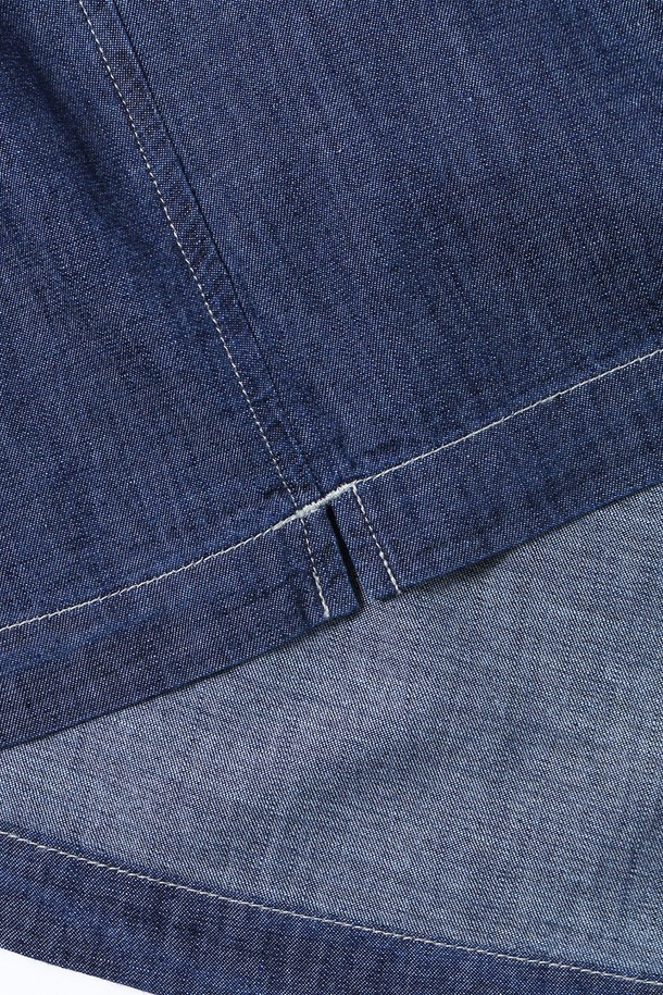 남녀공용 쿨프래쉬 세미 오버핏 경량 데님 반팔 셔츠[DP-INDIGO](UB5SS84_08)는 여름철 시원하고 스타일리시하게 연출할 수 있는 데님 반팔 셔츠입니다. 얇고 가벼운 데님 소재에 쿨프래쉬 기능을 더해 통기성이 뛰어나고, 세미 오버핏으로 편안한 착용감을 제공합니다. 캐주얼, 미니멀, 시티보이 스타일을 즐기는 분들께 추천하며, 여행룩이나 휴가룩으로도 활용하기 좋습니다. 인디고 컬러의 무지 디자인으로 어떤 스타일에도 쉽게 매치할 수 있습니다. 레귤러 기장으로 깔끔한 실루엣을 연출하며, 반소매 디자인으로 시원함을 더했습니다.
