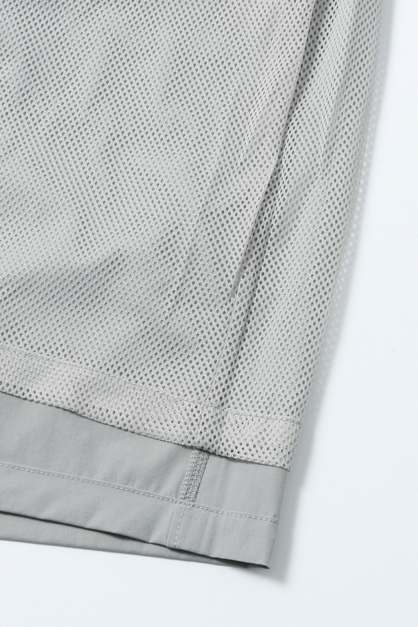 남녀공용 나일론 스판 4부 풀밴딩 팬츠[LT-GREY](UB3SP95_34)는 여름철 일상, 여행 및 휴가, 산책 시 편안하게 착용하기 좋은 4부 기장의 팬츠입니다. 라이트 그레이 컬러의 무지 디자인으로 캐주얼하고 미니멀한 스타일을 연출합니다. 나일론과 스판덱스 혼방 소재로 제작되어 활동성이 뛰어나며, 풀밴딩 처리로 편안한 착용감을 제공합니다. 레귤러핏으로 제작되어 편안한 착용감을 선사하며, 데일리룩으로 활용하기 좋습니다. 가볍고 시원한 착용감으로 여름철 스타일링에 실용성을 더해보세요.
