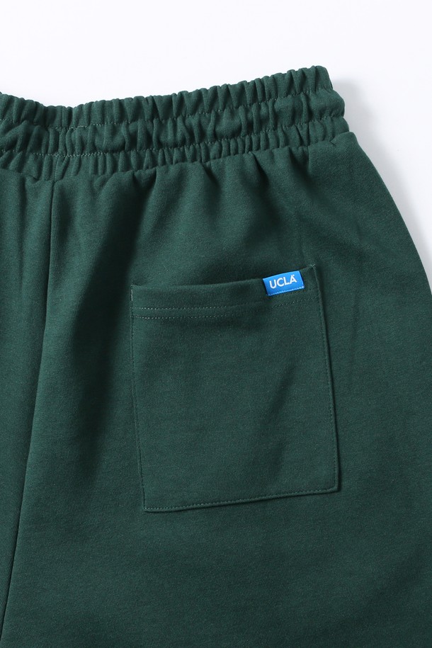 남녀공용 풀밴딩 원턱 버뮤다 팬츠[GREEN](UB5SP84_66)는 편안하고 스타일리시한 여름철 데일리룩을 완성해 줄 5부 기장의 바지입니다. 시원한 그린 컬러와 루즈핏 디자인으로 캐주얼, 미니멀, 시티보이 스타일을 연출하기 좋습니다. 허리 전체가 밴딩 처리되어 편안한 착용감을 제공하며, 원턱 디테일이 돋보이는 디자인입니다. 휴가룩이나 여행룩으로 활용하기에 적합하며, 무지 디자인으로 다양한 상의와 손쉽게 매치할 수 있습니다. 
