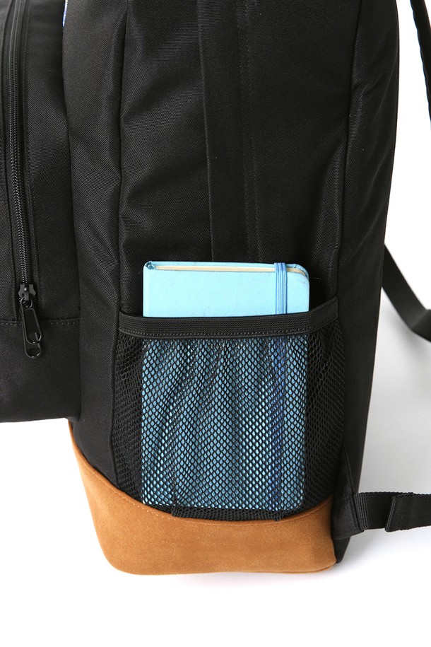 UCLA 로고 베이직 백팩[BLACK](UBRAG64_39)은 캐주얼, 미니멀 스타일을 추구하는 남성분들을 위한 데일리 백팩입니다. 나일론 소재로 제작되어 튼튼하며, 사각 형태와 블랙 컬러가 심플한 디자인을 완성합니다. 가방 전면에 UCLA 로고 자수 디테일이 포인트로 들어가 있으며, 바닥에는 스웨이드 패치를 덧대어 내구성을 높였습니다. 지퍼형 잠금 방식으로 내용물을 안전하게 보관할 수 있으며, 출근룩에도 활용하기 좋은 실용적인 백팩입니다. 미디엄 사이즈로, 일상생활에 필요한 물품들을 적절하게 수납할 수 있습니다.
