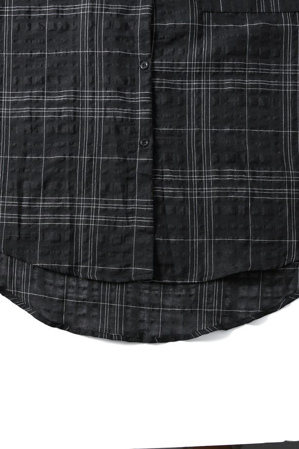 **여성 루즈핏 체크 긴팔 셔츠(HB6LS55)**는 베이직한 스타일의 여성 셔츠/블라우스로, 봄, 여름, 가을에 착용하기 좋습니다. 부드러운 면 소재로 제작되어 가볍고 편안하며, 루즈핏으로 활동성을 높였습니다. 블랙과 네이비 두 가지 색상으로 출시되었으며, 체크 패턴이 특징입니다. 일상뿐만 아니라 출근룩으로도 활용 가능한 클래식, 미니멀, 캐주얼 스타일의 긴팔 셔츠입니다. 비침이 거의 없고, 보통의 신축성을 가지고 있어 편안하게 착용할 수 있습니다.
