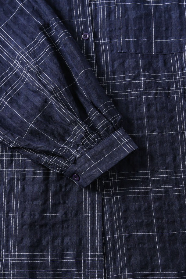 세련된 여성 루즈핏 체크 긴팔 셔츠(HB6LS55)입니다. 블랙과 네이비 두 가지 색상으로 만나볼 수 있으며, 면 소재로 제작되어 부드러운 촉감을 선사합니다. 차이나칼라 디자인과 캐주얼한 체크 패턴이 어우러져 베이직하면서도 세련된 스타일을 연출합니다. 봄, 여름, 가을, 계절에 구애받지 않고 데일리룩, 출근룩, 비즈니스 캐주얼 등 다양한 TPO에 활용 가능하며, 루즈핏으로 편안한 착용감을 제공합니다. 약간의 비침이 있을 수 있으며, 신축성은 없습니다.
