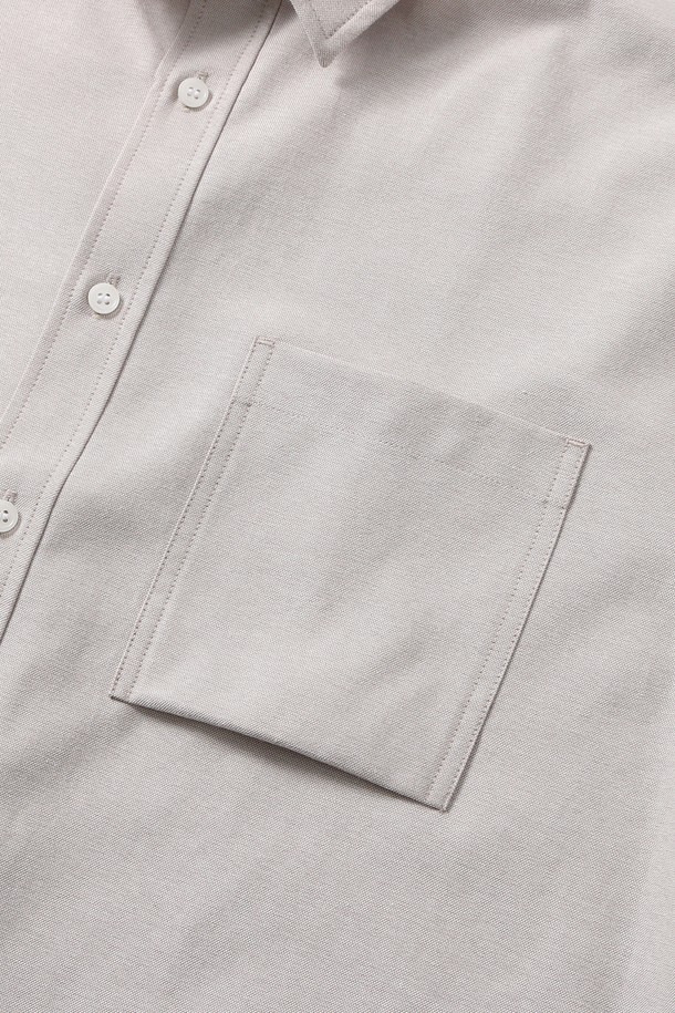 남성 베이직 원포켓 옥스포드 셔츠(HB8LS40)는 베이지 컬러의 면 소재로 제작되어 부드러운 촉감을 자랑합니다. 봄, 가을에 착용하기 좋으며, 레귤러 핏과 긴소매 기장으로 제작되어 편안한 착용감을 제공합니다. 차이나칼라 디자인과 미니멀한 스타일로, 출근룩이나 비즈니스 캐주얼에 활용하기 좋습니다. 옥스포드 셔츠 특유의 클래식한 분위기를 연출하며, 원포켓 디테일로 포인트를 더했습니다. 데일리룩, 특히 미니멀한 스타일을 선호하는 남성분들께 추천합니다.
