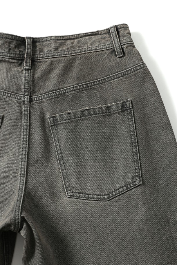 남성 옆선 디테일 포인트 데님 팬츠(HB9DP06)는 캐주얼 및 미니멀 스타일을 모두 소화할 수 있는 남성용 데님 팬츠입니다. 그레이 컬러의 무지 디자인으로, 봄, 가을에 착용하기 적합합니다. 뻣뻣한 촉감의 데님 소재로 제작되었으며, 와이드 핏과 루즈핏으로 편안한 착용감을 제공합니다. 옆선 디테일이 포인트로 들어가, 밋밋함을 덜고 스타일리시함을 더했습니다. 긴 기장으로 다양한 스타일 연출이 가능하며, 밴딩은 없습니다.
