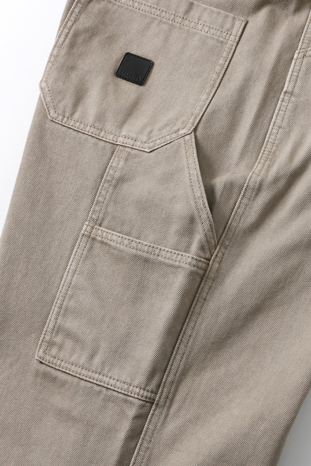 남녀공용 프레피 와이드 헤머루프 데님 팬츠[BEIGE](UB8DP02_25)는 편안함과 스타일을 동시에 잡은 데님 팬츠입니다. 베이지 컬러의 무지 디자인으로 어떤 상의에도 잘 어울리며, 봄, 가을에 착용하기 좋습니다. 와이드 핏으로 활동성을 높였으며, 헤머루프 디테일이 특징입니다. 프레피, 미니멀, 클래식 스타일을 연출하기에 적합하며, 데님 소재 특유의 견고함과 자연스러운 멋을 느낄 수 있습니다. 일상생활에서 편안하게 착용할 수 있는 아이템입니다.
