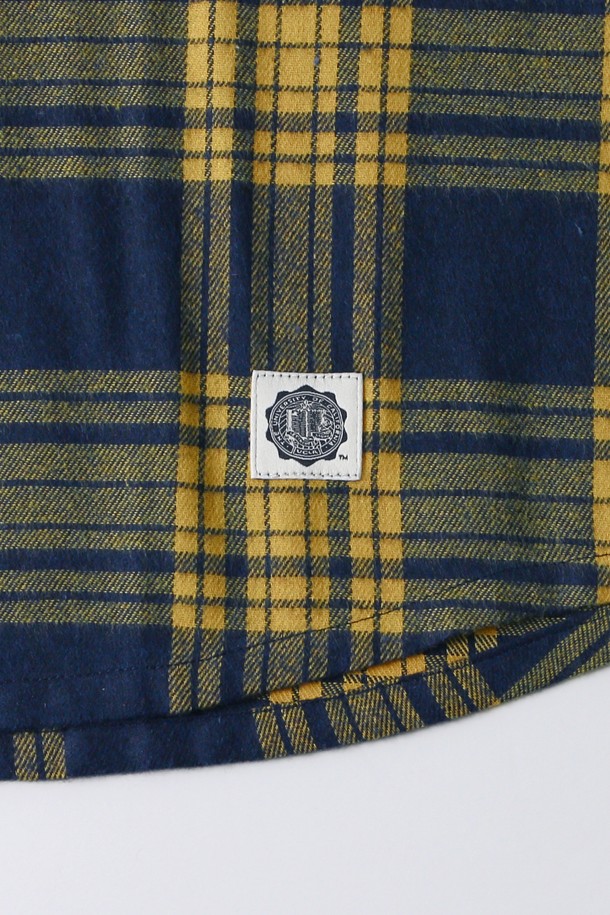 남녀공용 스트릿 심볼라벨 체크셔츠[MUSTARD](UB9LS21_79)는 가을, 겨울 시즌에 어울리는 레귤러핏 셔츠입니다. 머스타드와 블랙 두 가지 색상으로 출시되었으며, 캐주얼과 스트릿 스타일을 모두 소화할 수 있습니다. 두꺼운 두께감의 면 소재로 제작되어 따뜻하고 편안한 착용감을 제공하며, 체크 패턴과 긴 소매가 특징입니다. 카라넥 디자인에 심볼라벨 디테일이 더해져 개성 있는 스타일을 연출합니다. 일상생활에서 폭넓게 활용하기 좋은 아이템입니다.
