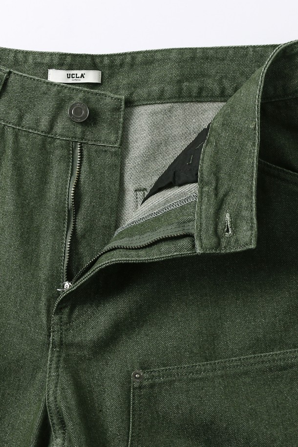 남녀공용 레트로 프레피 더블니 데님 팬츠[KHAKI](UB8DP21_65)는 봄, 가을에 어울리는 데이트룩 연출을 위한 필수 아이템입니다. 100% 데님 소재, 두꺼운 두께감과 뻣뻣한 촉감으로 탄탄한 착용감을 선사하며, 루즈핏 와이드 실루엣으로 편안한 활동성을 보장합니다. 카키 컬러의 무지 디자인에 더블니 디테일이 더해져 레트로, 프레피, 캐주얼 스타일을 모두 소화할 수 있습니다. 
