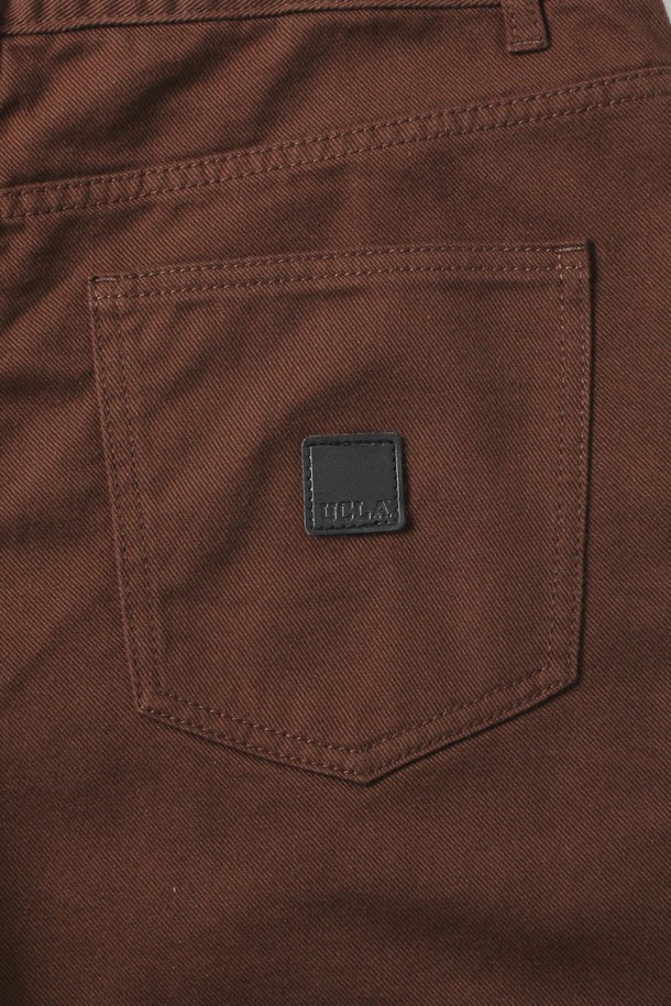 남녀공용 프레피 오버 와이드 칼라 데님 팬츠[BROWN](UB8DP20_55)는 프레피 스타일을 지향하는 분들을 위한 브라운 컬러의 데님 팬츠입니다. 넉넉한 오버핏과 와이드 실루엣으로 편안한 착용감을 선사하며, 봄, 가을 시즌에 활용하기 좋습니다. 데님 소재 특유의 견고함과 무지 패턴으로 다양한 상의와 손쉽게 매치할 수 있습니다. 출근룩과 모임룩 등 TPO에 구애받지 않고 캐주얼, 프레피, 미니멀 스타일을 모두 소화 가능합니다. 칼라 디테일이 돋보이는 디자인으로, 개성 있는 스타일을 연출해보세요.
