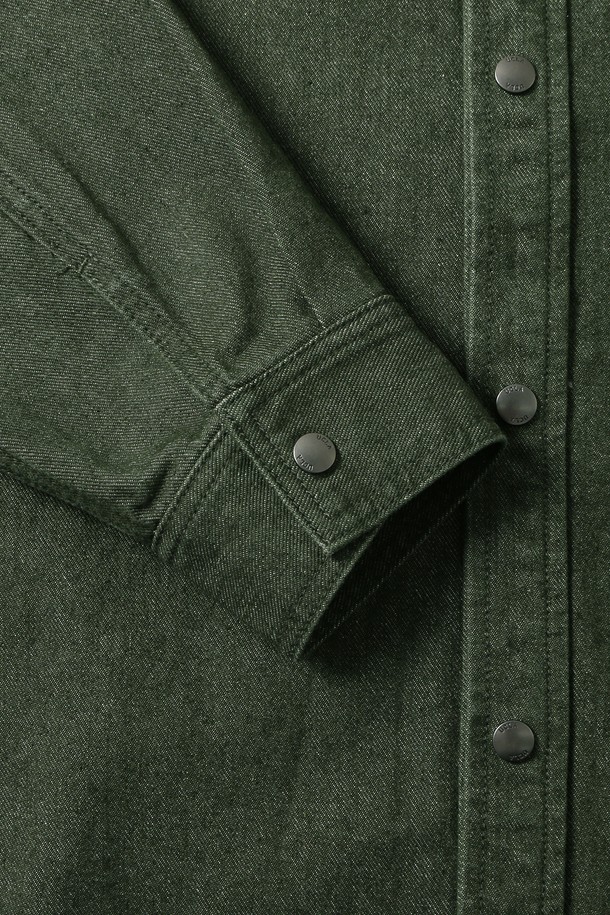 남녀공용 레트로 프레피 데님 셔츠[KHAKI](UB8LS21_65)는 봄, 가을에 어울리는 두꺼운 데님 소재의 카키 컬러 셔츠입니다. 레귤러핏으로 제작되었으며, 셔츠 특유의 뻣뻣한 촉감이 특징입니다. 긴 소매와 카라넥 디자인으로 클래식하면서도 레트로, 캐주얼한 스타일을 연출합니다. 버튼다운 디테일이 돋보이며, 출근룩과 데이트룩에 모두 활용하기 좋습니다. 무지 패턴으로 다양한 하의와 쉽게 매치할 수 있습니다.
