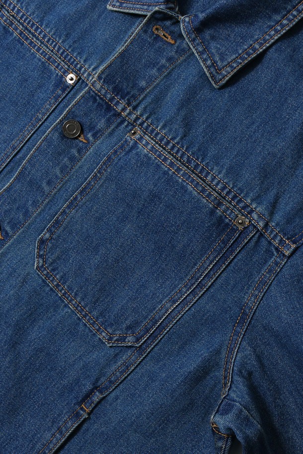 남녀공용 레트로 프레피 데님 트러커 재킷[MD-INDIGO](UB9DJ03_05)은 유행을 타지 않는 디자인으로, 데이트룩과 모임룩을 위한 완벽한 아이템입니다. 뻣뻣한 촉감의 두꺼운 데님 소재로 제작되어 튼튼하며, 워싱 디테일이 빈티지한 멋을 더합니다. 레귤러핏으로 편안하게 착용 가능하며, 버튼 여밈 방식으로 클래식한 매력을 선사합니다. 봄, 가을 시즌에 어울리는 긴 소매 크롭 기장의 인디고 컬러 데님 재킷으로, 레트로, 클래식, 캐주얼 스타일을 모두 소화할 수 있습니다.
