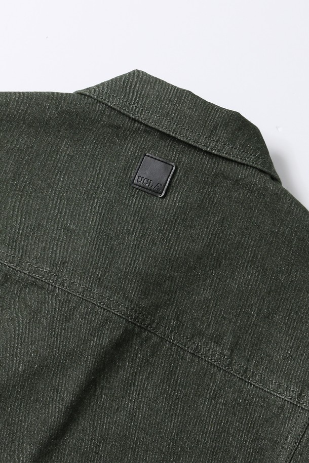 남녀공용 레트로 프레피 데님 트러커 재킷[KHAKI](UB9DJ03_65)은 캐주얼한 스타일을 추구하는 분들을 위한 아이템입니다. 카키 색상의 무지 데님 소재로 제작되었으며, 봄, 가을에 적합한 두꺼운 두께감을 자랑합니다. 레귤러핏으로 편안하게 착용 가능하며, 크롭 기장과 버튼 여밈 방식, 그리고 포켓 디테일이 특징입니다. 뻣뻣한 촉감과 긴 소매 기장이 레트로 무드를 더하며 프레피 스타일을 연출하기 좋습니다.
