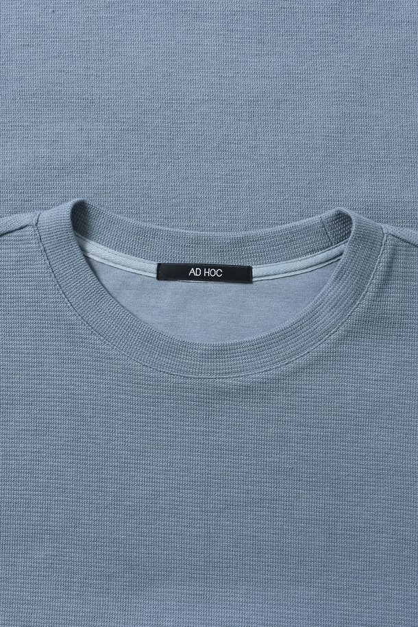 **남성 베이직 코튼 라운드넥 긴팔 티셔츠(HB9LT05)**는 부드러운 촉감의 면 소재로 제작되어 봄, 가을, 겨울에 활용하기 좋은 남성용 긴팔 티셔츠입니다. 베이직하고 미니멀한 스타일로, 데일리 캐주얼룩을 연출하기에 적합합니다. 레귤러핏과 레귤러 기장으로 편안한 착용감을 제공하며, 라운드넥 디자인이 특징입니다. 그레이 컬러, 무지 패턴으로 어떤 스타일에도 쉽게 매치할 수 있어 활용도가 높습니다. 겨울 데일리룩에 안성맞춤인 이 티셔츠는 부드러운 촉감으로 편안하게 착용할 수 있습니다.
