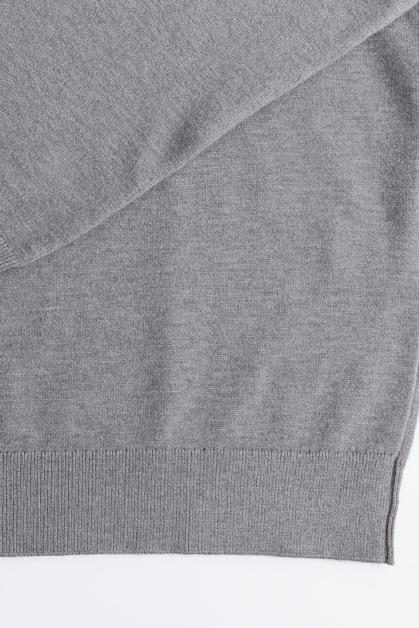 남성 베이직 터틀넥 니트(HBALK91)는 가을, 겨울 시즌에 어울리는 남성용 니트 스웨터입니다. 울 소재로 제작되어 부드러운 촉감을 선사하며, 레귤러핏과 긴 소매 기장으로 편안한 착용감을 제공합니다. 베이직하고 미니멀한 스타일의 디자인으로, 출근룩 및 비즈니스 캐주얼에 활용하기 좋습니다. 그레이 컬러의 무지 패턴에 두꺼운 두께감과 터틀넥 디자인으로 클래식하고 세련된 분위기를 연출합니다.
