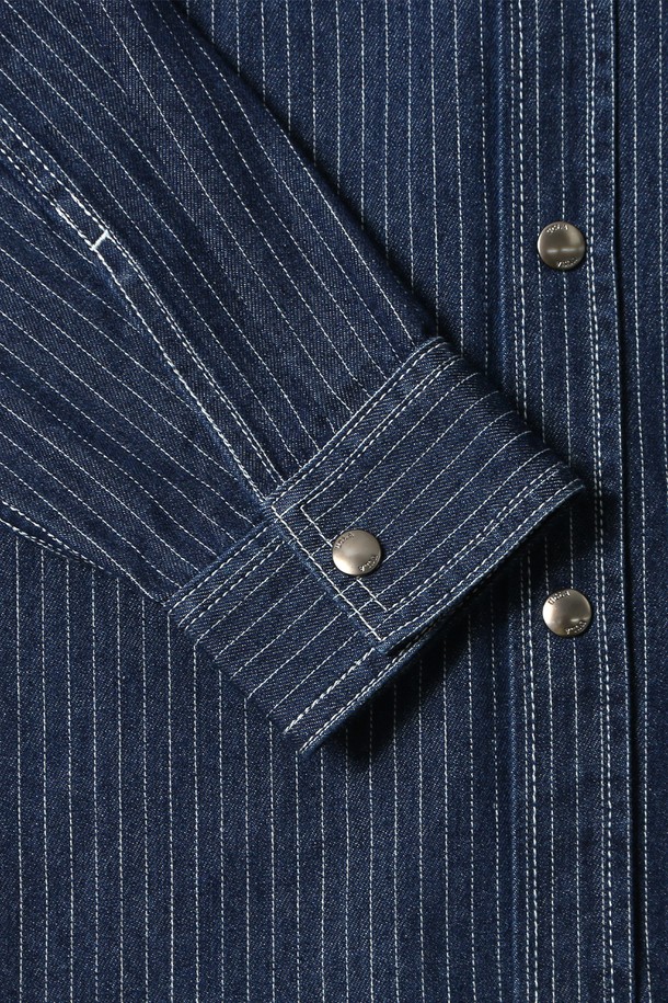 남녀공용 프레피 베이직 데님 셔츠[B-INDIGO](UB9LS20_06)는 봄/가을 시즌에 적합한 레귤러 핏 데님 셔츠입니다. 인디고 컬러의 데님 소재에 워싱 디테일이 더해져 빈티지한 멋을 살렸으며, 뻣뻣한 촉감과 두꺼운 두께감으로 튼튼한 내구성을 자랑합니다. 차이나 칼라와 긴소매 디자인으로 클래식, 프레피, 미니멀 스타일을 연출하기 좋습니다. 베이직한 디자인에 스트라이프 패턴이 포인트로 더해져 캐주얼하면서도 세련된 느낌을 줍니다. 일상복으로 편안하게 착용할 수 있는 남녀공용 데님 셔츠입니다.
