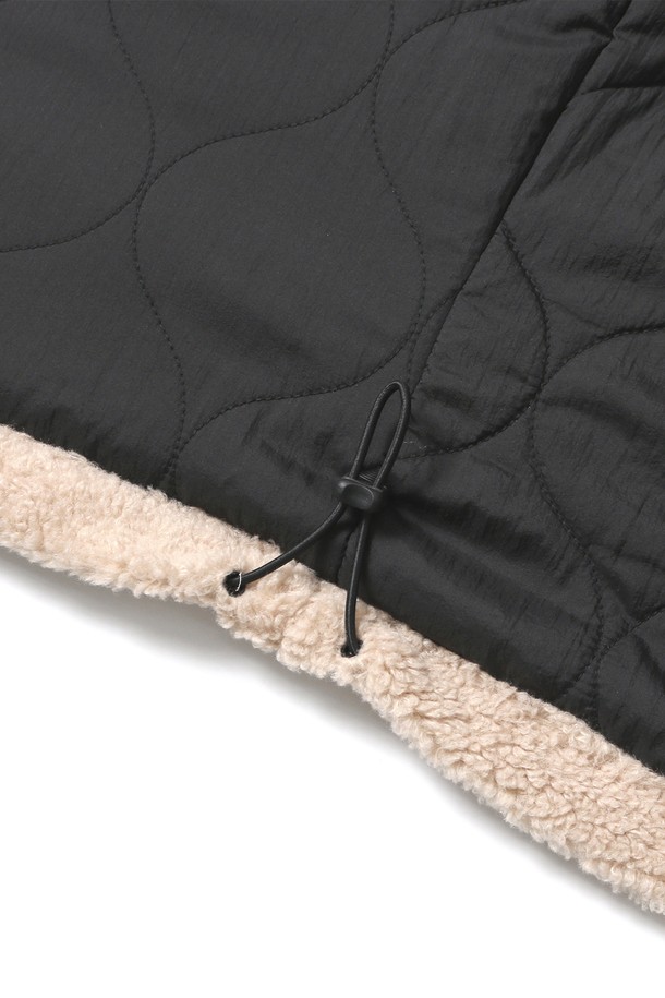 남녀공용 스트릿 써클로고 플리스 패딩 점퍼[BEIGE](UBAUJ27_25)는 가을, 겨울 시즌에 어울리는 오버핏 패딩 점퍼입니다. 부드러운 플리스 소재와 안감 킬팅 처리로 포근한 착용감을 선사하며, 하이넥 디자인으로 보온성을 높였습니다. 넉넉한 핏과 베이지 컬러, UCLA 로고 자수, 양쪽 지퍼 포켓 등의 디테일이 스트릿, 캐주얼 스타일을 연출합니다. 여행룩, 캠핑룩, 시티보이 룩 등 다양한 TPO에 활용 가능하며, 지퍼형 여밈 방식으로 편안하게 착용할 수 있습니다. 긴 소매 기장의 레귤러 기장으로 제작되었습니다.
