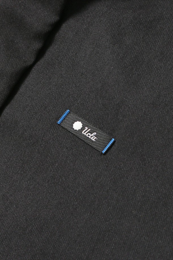 여성 데일리 속사시 숏 패딩 재킷[BLACK](UBAUJ50_39)은 겨울철 추위를 막아줄 루즈핏 숏 패딩입니다. 부드러운 촉감의 나일론 소재로 제작되었으며, 캐주얼하고 베이직한 스타일을 연출합니다. 하이넥 디자인과 지퍼 여밈 방식으로 편안하게 착용할 수 있으며, 블랙 컬러의 무지 디자인으로 어떤 옷에도 쉽게 매치할 수 있습니다. 넉넉한 핏과 두꺼운 두께감으로 따뜻함을 제공하며, 숏패딩 특유의 경쾌한 느낌을 더합니다. 일상복으로 활용하기 좋은 실용적인 아이템입니다.
