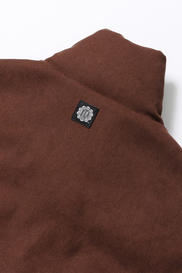 여성 데일리 속사시 숏 패딩 재킷[BROWN](UBAUJ50_55)은 추운 겨울, 포근하고 스타일리시하게 연출하기 좋은 아우터입니다. 부드러운 촉감의 폴리에스테르 소재로 제작되어 편안한 착용감을 선사하며, 넉넉한 루즈핏과 숏 기장으로 활동성을 높였습니다. 브라운 컬러의 무지 디자인은 어떤 스타일에도 쉽게 매치할 수 있는 베이직한 매력을 더합니다. 퍼프 소매와 스탠드 칼라 디테일이 돋보이며, 집업 방식으로 간편하게 여밀 수 있습니다. 집콕룩, 산책룩 등 데일리룩에 활용하기 좋은 캐주얼, 미니멀, 클래식 스타일의 숏패딩입니다.
