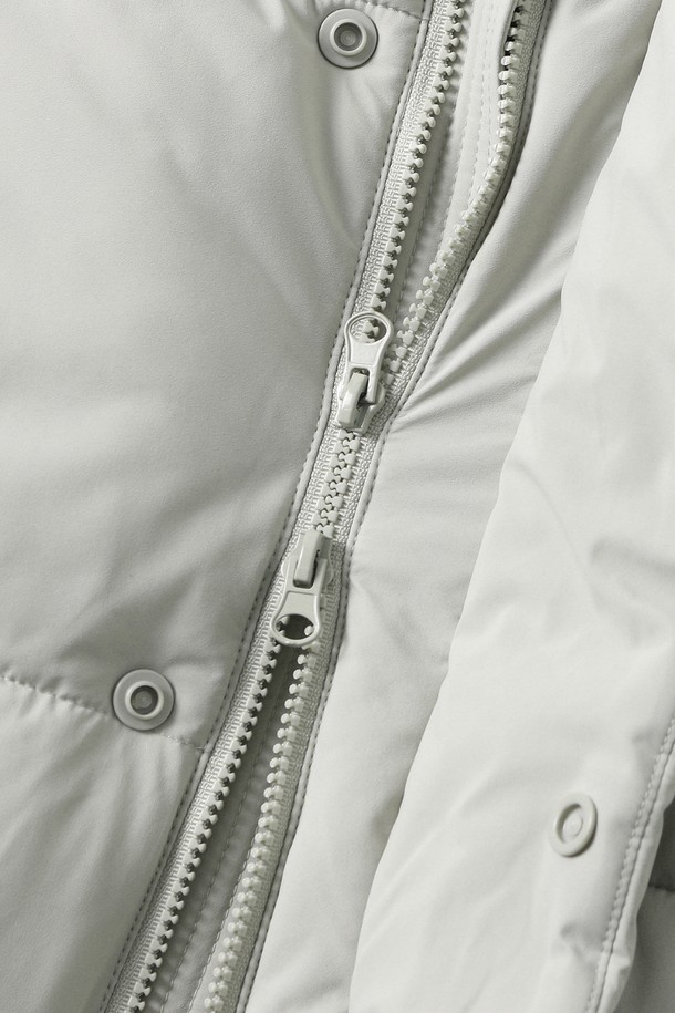 남녀공용 베이직 데일리 숏푸퍼[LT-BEIGE](UBAUJ88_23)는 겨울철 일상과 여행룩에 적합한 아우터입니다. 라이트 베이지 컬러의 무지 디자인으로, 캐주얼하고 미니멀한 스타일을 연출합니다. 숏 기장의 오버핏 패딩으로, 두꺼운 두께감과 부드러운 촉감, 퀼팅 디테일이 특징입니다. 집업 방식으로 간편하게 착용 가능하며, 긴 소매 디자인으로 보온성을 높였습니다. 폴리에스터 소재로 제작되어 편안하게 착용할 수 있습니다.
