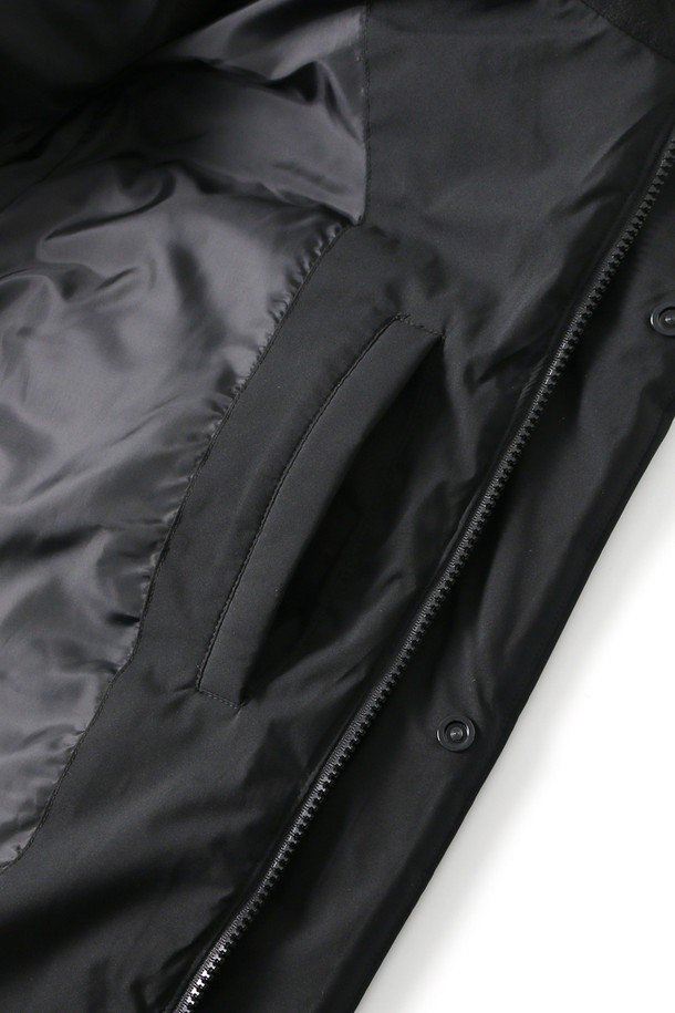 남녀공용 베이직 데일리 숏푸퍼[BLACK](UBAUJ88_39)는 겨울철 데일리룩에 활용하기 좋은 아우터입니다. 블랙 컬러의 무지 디자인으로 미니멀, 클래식, 캐주얼 스타일을 연출하기 용이합니다. 나일론과 폴리에스테르 혼방 소재로 제작되어 부드러운 촉감과 두꺼운 두께감으로 따뜻함을 제공합니다. 숏 기장의 레귤러핏 푸퍼 스타일로, 지퍼 여밈 방식과 긴 소매 기장이 특징입니다. 안감과 패딩 충전재로 보온성을 높여 겨울철 추위에도 끄떡없는 아이템입니다.
