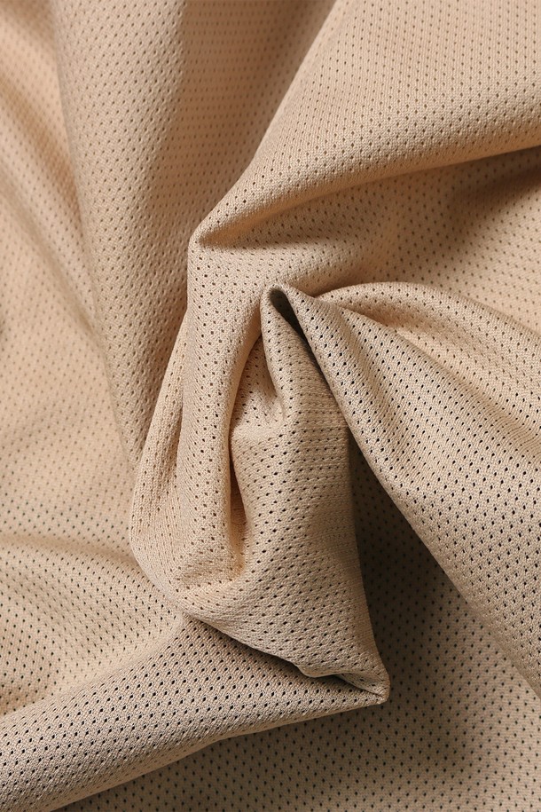 남녀공용 스포티브 배색 바람막이[BEIGE](UB9UJ20_25)는 일상 및 스포츠 활동에 적합한 아우터입니다. 베이지 및 블랙 컬러 배색으로 스포티한 무드를 연출하며, 봄, 가을 간절기에 활용하기 좋습니다. 얇은 두께의 나일론 소재로 제작되어 가볍고 편안하며, 방풍 기능을 갖춰 활동성을 높였습니다. 레귤러핏과 집업 스타일로 편안한 착용감을 선사하며, 배색 디자인이 돋보이는 긴 소매 바람막이입니다.
