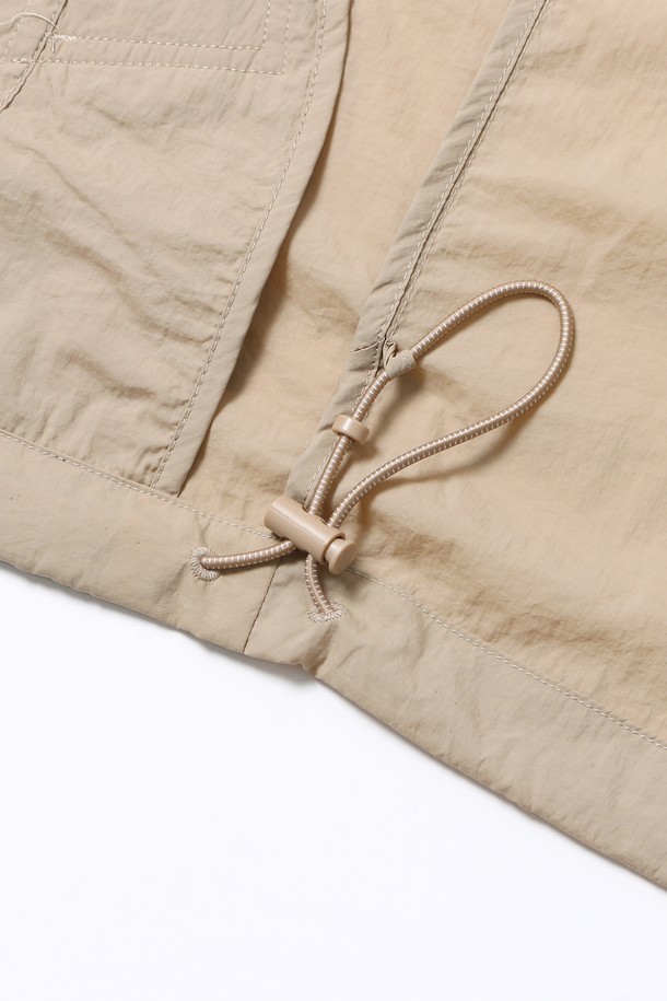 남녀공용 베이직 나일론 바람막이[BEIGE](UB9UJ90_25)는 가볍고 부드러운 촉감의 나일론 소재로 제작되어 봄, 가을 간절기에 활용하기 좋습니다. 베이직한 디자인과 레귤러 핏으로 캐주얼하고 미니멀한 스타일을 연출하며, 후드와 집업 여밈 방식으로 편안함을 더했습니다. 베이지 컬러에 로고 패턴이 포인트로 들어가 일상복은 물론 여행룩, 산책룩 등 다양한 TPO에 매치하기 좋습니다. 방풍 기능으로 갑작스러운 날씨 변화에도 쾌적하게 착용할 수 있습니다.
