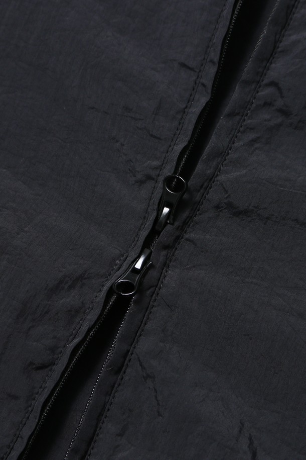 남녀공용 베이직 나일론 바람막이[BLACK](UB9UJ90_39)는 일상과 산책룩에 적합한 레귤러 핏 바람막이입니다. 무지 디자인의 블랙 컬러로, 캐주얼 및 미니멀 스타일을 연출하기 좋습니다. 부드러운 촉감의 얇은 두께감과 긴 소매 기장으로 간절기에 활용하기 좋으며, 집업 방식으로 편안하게 착용할 수 있습니다. 방풍 기능이 있어 쌀쌀한 날씨에도 쾌적하게 활동할 수 있습니다. 베이직한 디자인으로 다양한 스타일에 매치하기 용이합니다.
