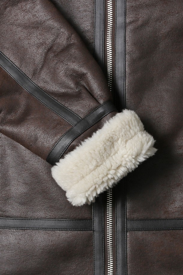 남녀공용 프레피 씰 로고 버클 무스탕[BROWN](UBAMU20_55)은 가을과 겨울에 따뜻하고 스타일리시하게 연출할 수 있는 아우터입니다. 브라운 컬러의 레귤러핏 무스탕으로, 캐주얼하면서도 프레피한 무드를 연출합니다. 안감은 퍼 소재로 제작되어 부드러운 촉감과 뛰어난 보온성을 제공하며, 긴 소매와 버클, 집업 여밈 방식으로 편안하게 착용할 수 있습니다. 씰 로고 패턴이 돋보이며, 데이트룩과 출근룩 등 다양한 TPO에 활용 가능합니다. 두꺼운 두께감으로 추운 날씨에도 따뜻함을 유지해 줍니다.
