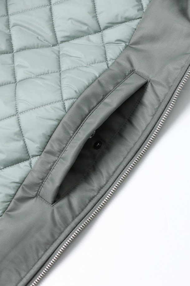 남녀공용 데일리 스몰로고 MA1 점퍼[GREY](UBAUJ22_35)는 캐주얼, 스포티 무드를 연출하는 남녀공용 점퍼입니다. 봄, 가을 시즌에 적합하며, 부드러운 촉감의 나일론 소재로 제작되었습니다. 레귤러핏으로 편안하게 착용 가능하며, 집업 스타일로 간편하게 여밀 수 있습니다. 크롭 기장에 스몰 로고 디테일이 돋보이는 MA1 스타일의 점퍼로, 데일리 및 일상복으로 활용하기 좋습니다. 그레이 컬러로 다양한 스타일과 쉽게 매치할 수 있습니다.
