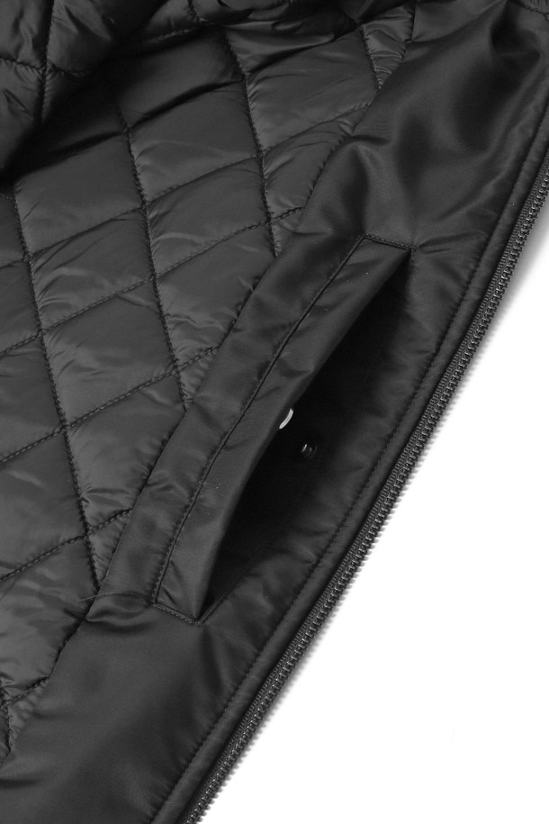 남녀공용 데일리 스몰로고 MA1 점퍼[BLACK](UBAUJ22_39)는 캐주얼, 스트릿, 미니멀 스타일을 즐겨 입는 분들을 위한 아이템입니다. 봄, 가을 시즌에 적합하며, 나일론 소재로 제작되어 부드러운 촉감을 선사합니다. 레귤러핏으로 편안하게 착용 가능하며, 집업 스타일로 간편하게 여밀 수 있습니다. MA1 점퍼 디자인에 스몰 로고 디테일이 더해져, 데일리룩에 포인트를 더해줍니다.