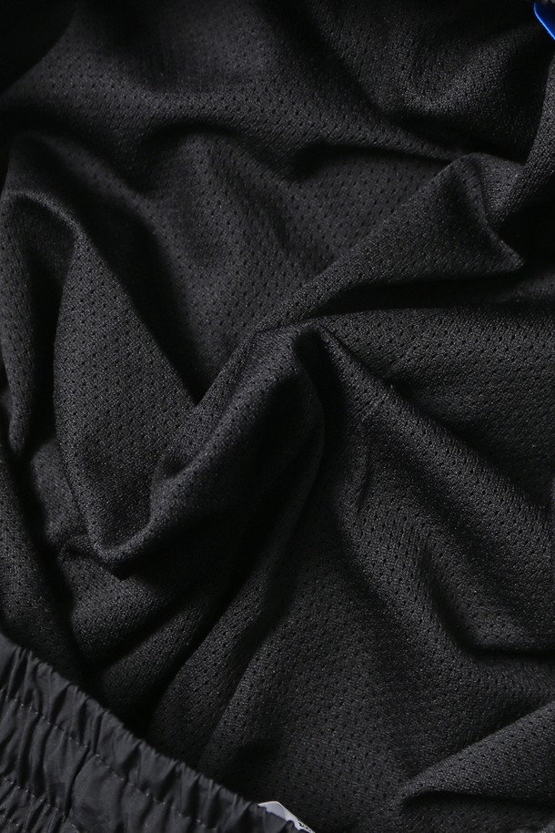 남녀공용 스포티브 배색 파이프 벌룬 와이드 팬츠[BLACK](UB9LP44_39)는 스포티한 무드의 블랙 컬러 와이드 벌룬 핏 팬츠입니다. 봄, 여름, 가을 시즌에 활용하기 좋으며, 일상복뿐만 아니라 피트니스룩, 캠핑룩 등 다양한 TPO에 매치할 수 있습니다. 밴딩 처리되어 편안한 착용감을 제공하며, 파이프 라인 디테일로 포인트를 더했습니다. 루즈핏으로 제작되어 활동성을 높였으며, 스포티, 캐주얼, 미니멀 스타일을 모두 소화할 수 있습니다.
