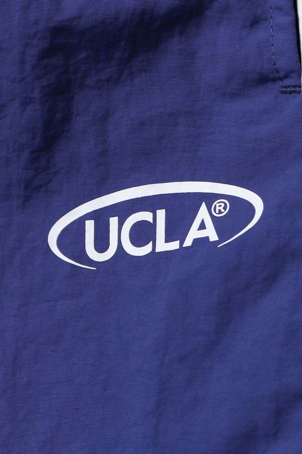 남녀공용 스포티브 배색 파이프 벌룬 와이드 팬츠[BLUE]는 봄, 여름 시즌에 활용하기 좋은 와이드 핏의 긴바지입니다. 스포티한 무드를 연출하며, 일상복으로 편안하게 착용할 수 있습니다. 허리 밴딩 처리로 활동성을 높였으며, 파이프 라인 배색 디테일이 돋보입니다. 루즈핏으로 제작되어 편안한 착용감을 선사하며, 미니멀하고 캐주얼한 스타일을 완성합니다. 블루 컬러로 시원하고 산뜻한 느낌을 줍니다.
